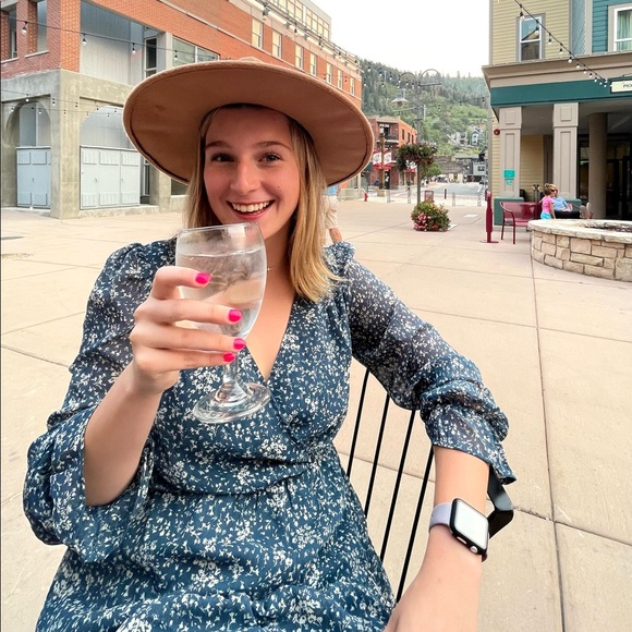 Meet your Posher, Taylor - Picture 2 of 4